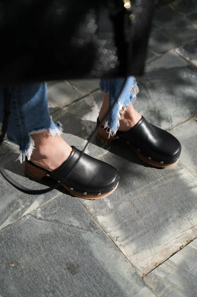 SKA-010 Black Leather Women's Clogs