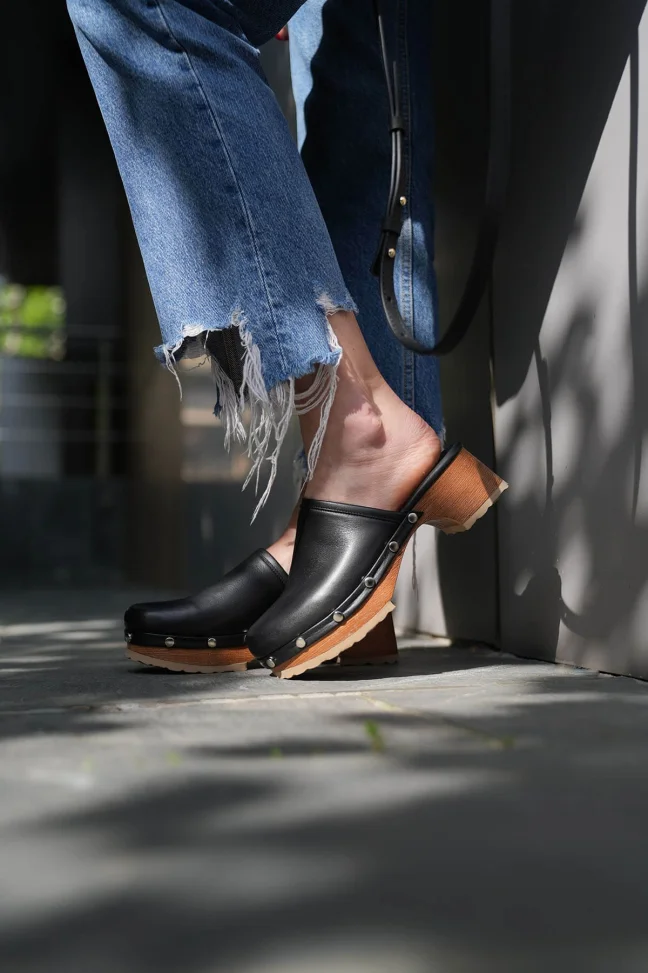 SKA-010 Black Leather Women's Clogs