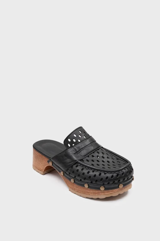 SKA-011 Black Leather Women's Clogs